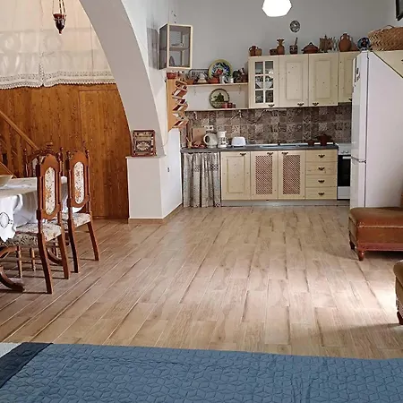 Queen's Traditional House *